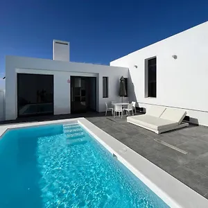 https://villa-blanca-designer-villa-with-pool-in-teguise.in-canary-islands.com