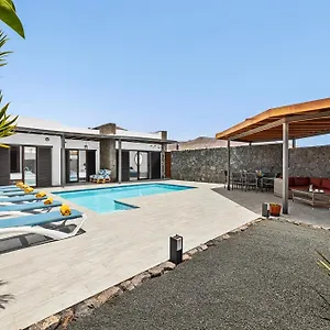 https://3-bedroom-villa-pool-short-walk-from-papagayo-beach.in-canary-islands.com